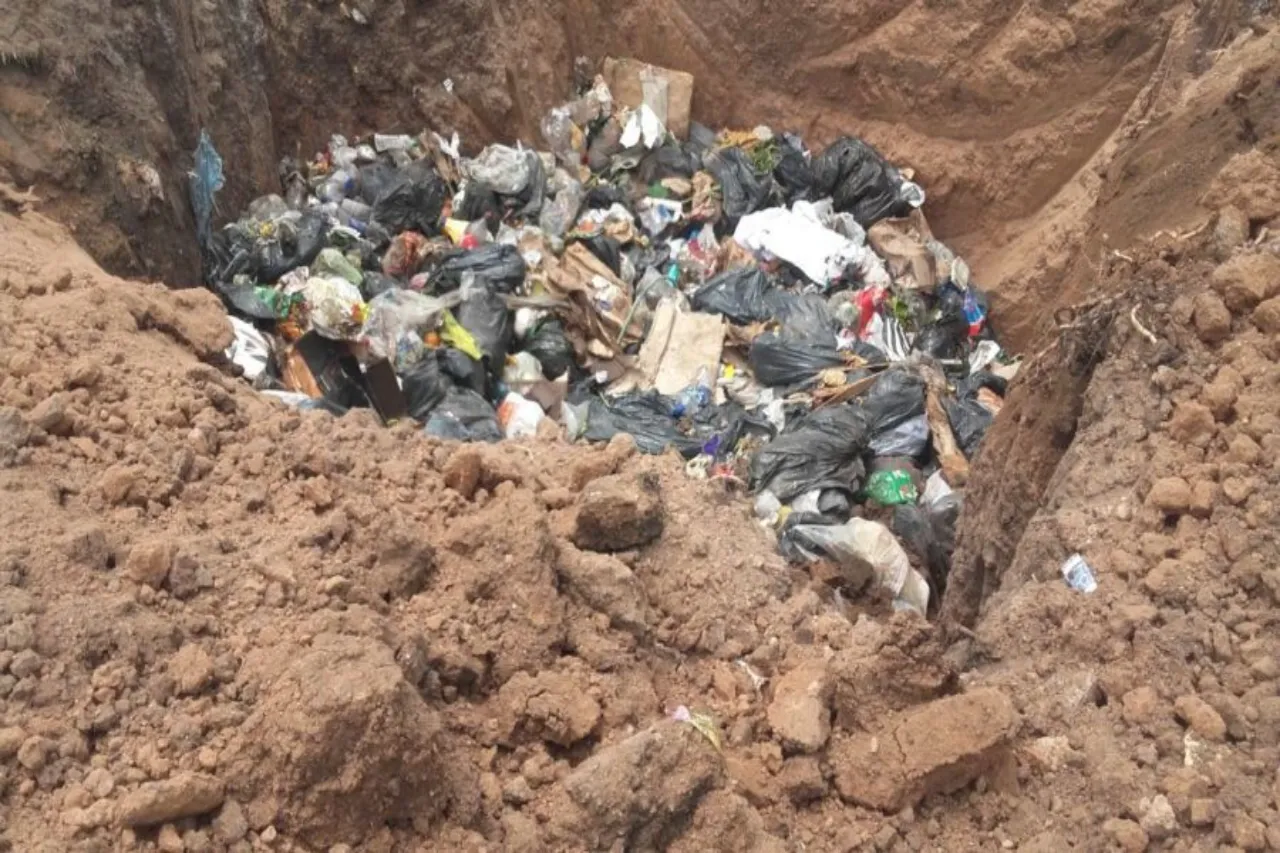 enterrar basura en el suelo